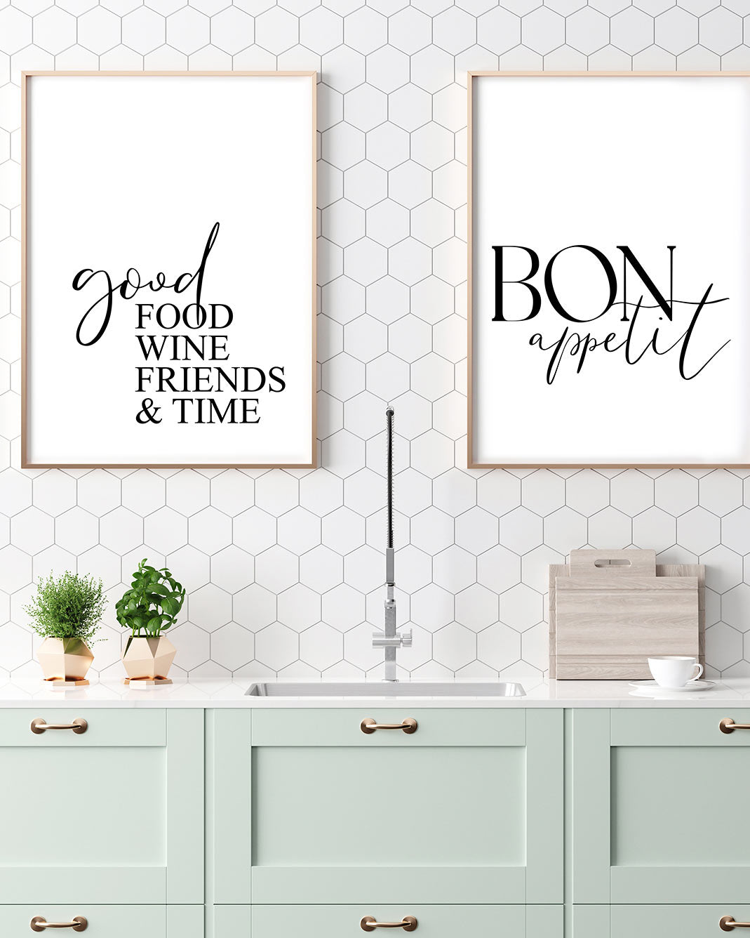Küchenposter Set in der Küche über dem Waschbecken mit den Sprüchen Bon Appetit und good Food, Wine, Friends & Time
