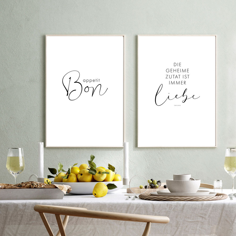 Zweier Küchenposter Set Bon Appetit und Geheime Zutat Liebe Spruch Bilder über dem Esstisch.