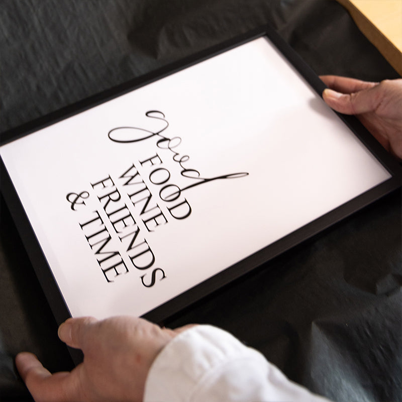 Good Wine Friends & Time Bild mit schwarzen Bilderrahmen.