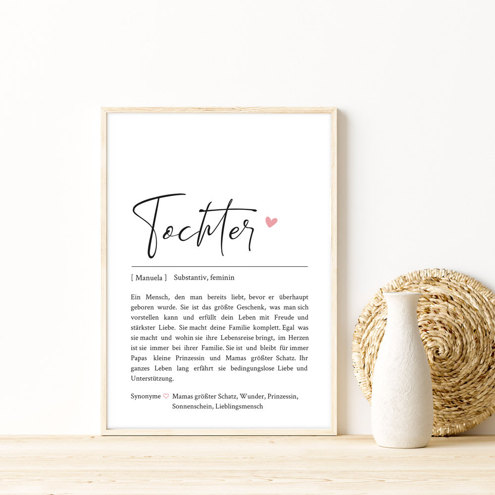 Tochter Definition Poster mit personalisierten Namen und Synonymen. Liebevoller Text was eine Tochter ausmacht. Bild im hellen Holzrahmen.