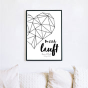 Du & Ich Läuft Poster mit großen schwarzen Herz. Unten personalisierbare Namen und Datum. Bild im schwarzen Bilderrahmen an der Wand.