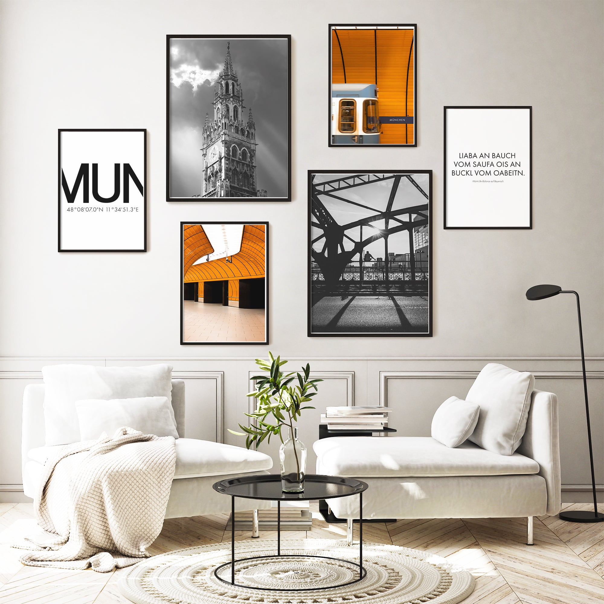 6er München Poster Set im Wohnzimmer in schwarzen Bilderrahmen aufgehangen