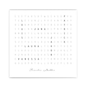 personalisiertes Familienposter im Kreuzworträtsel Design. Vornamen im Suchbild integriert mit Familiennamen darunter. Quadratisches Format.