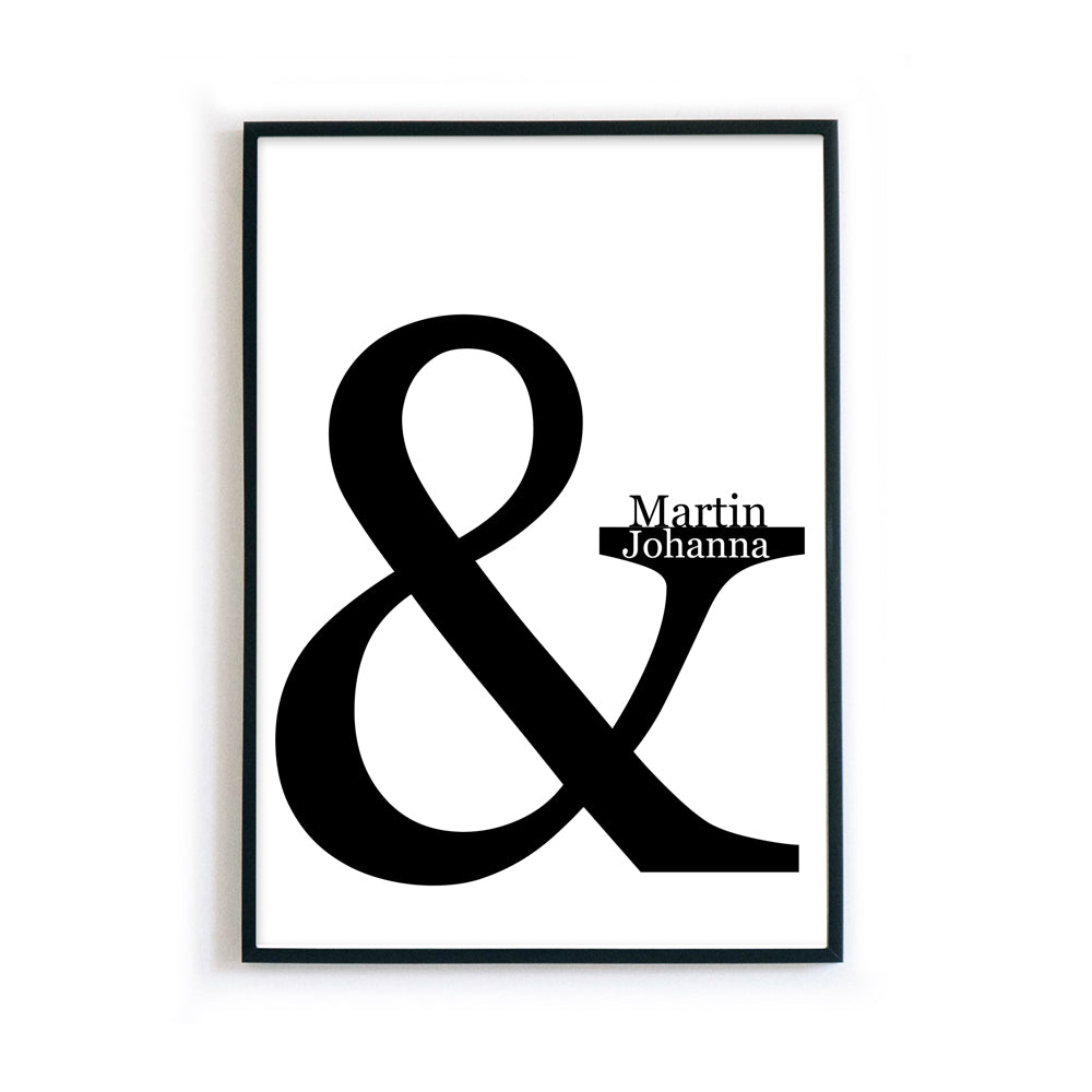 Großes & Zeichen mit zwei personalisierten Vornamen als Poster. Bild im schwarzen Bilderrahmen.