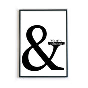 Großes & Zeichen mit zwei personalisierten Vornamen als Poster. Bild im schwarzen Bilderrahmen.