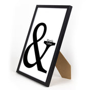 Großes & Zeichen mit zwei personalisierten Vornamen als Poster. Bild im schwarzen Din A4 Bilderrahmen.