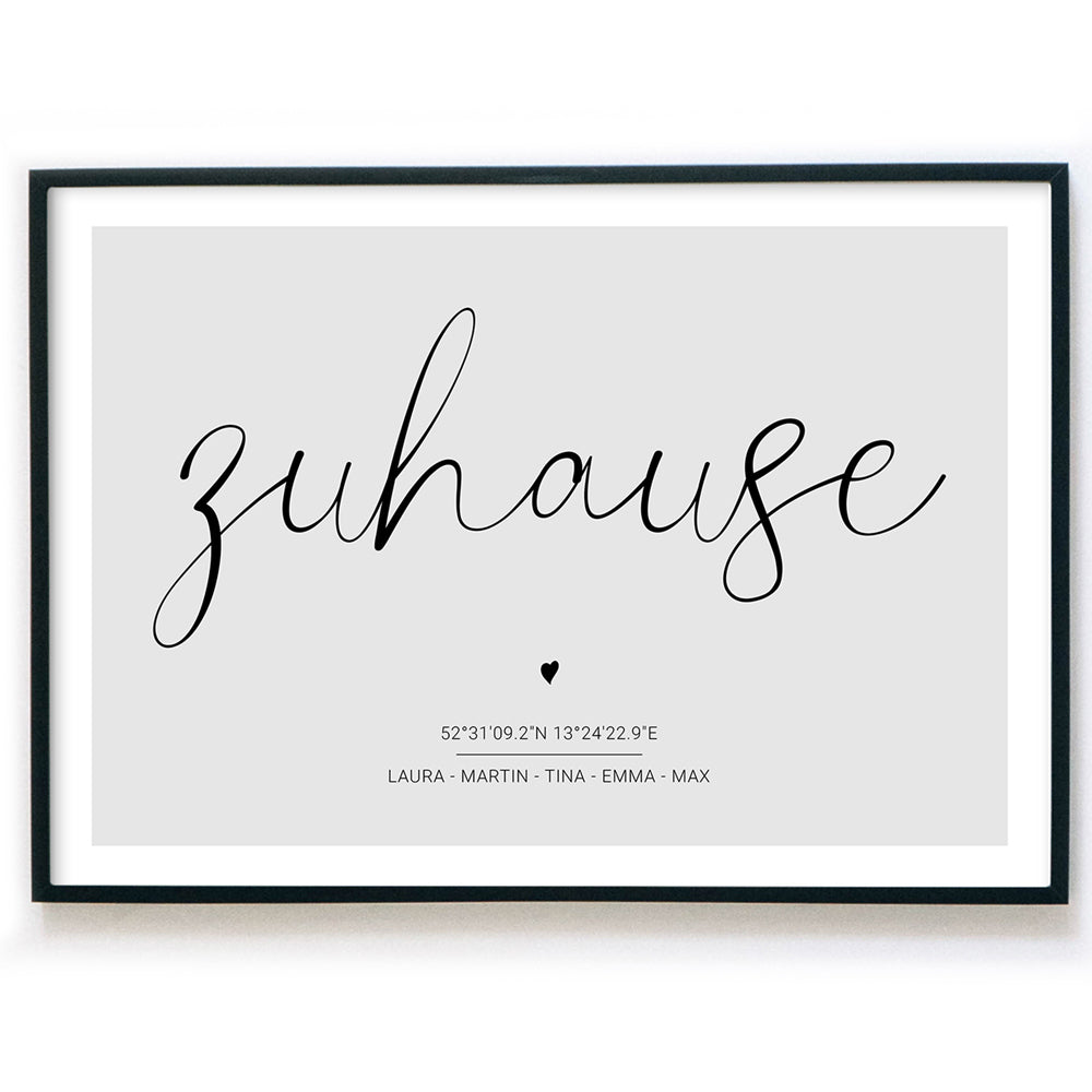 Personalisiertes Poster im schwarzen Bilderrahmen. Zuhause Schriftzug auf grauem Hintergrund. Individuelle Koordinaten und Vornamen darunter.