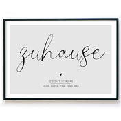 Personalisiertes Poster im schwarzen Bilderrahmen. Zuhause Schriftzug auf grauem Hintergrund. Individuelle Koordinaten und Vornamen darunter.