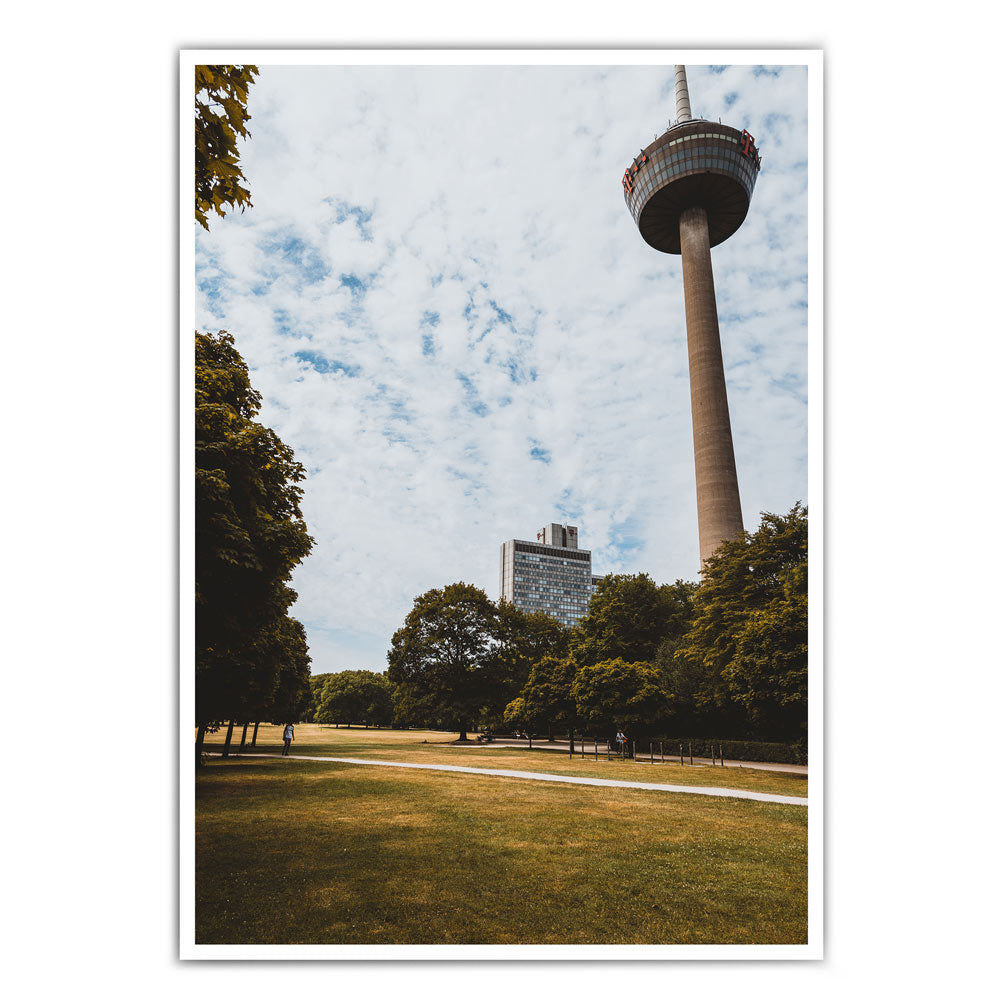 Retro Köln Poster vom Fernsehturm im grünen Gürtel. Grüne Wiese und Bäume im Vordergrund bei blauem bewölkten Himmel.
