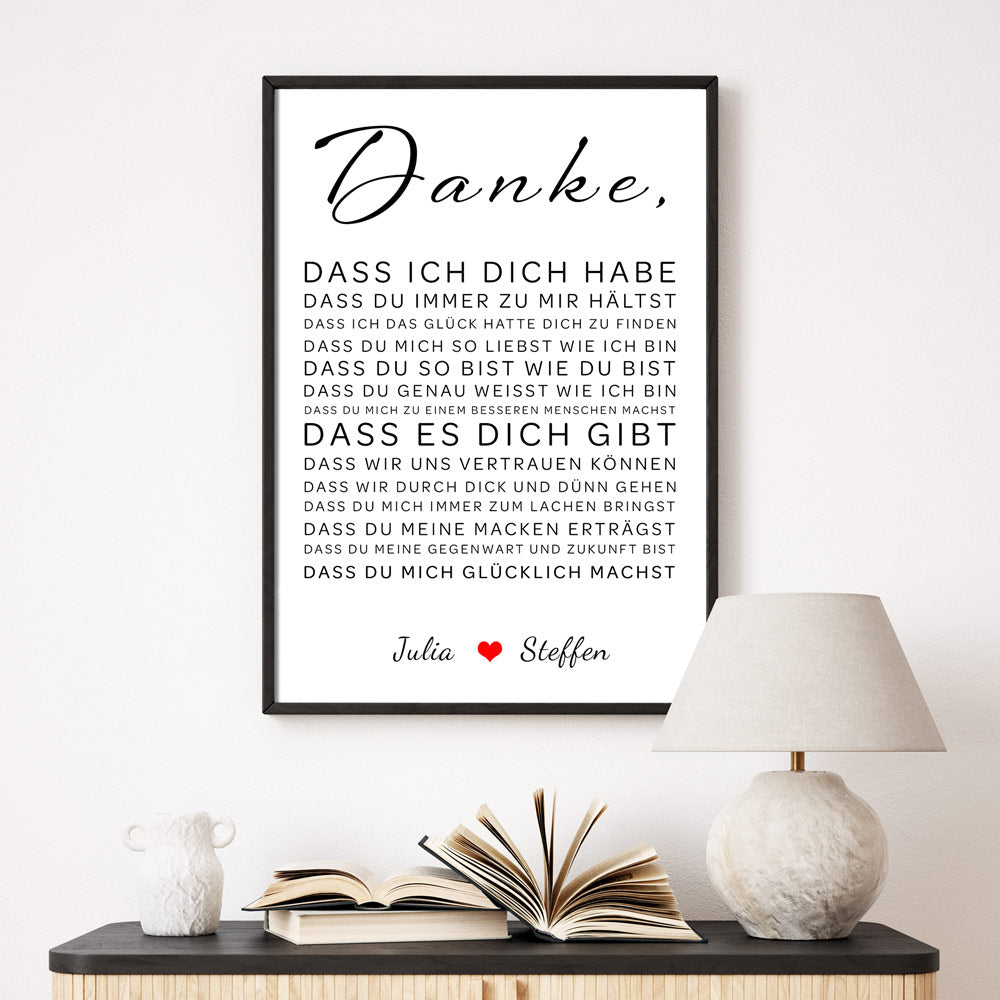 Personalisiertes Poster, Danke an einen geliebten Menschen sagen. Liebeserklärung mit individuellen Namen. An der Wand im schwarzen Rahmen.