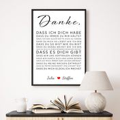 Personalisiertes Poster, Danke an einen geliebten Menschen sagen. Liebeserklärung mit individuellen Namen. An der Wand im schwarzen Rahmen.
