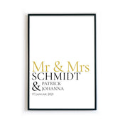 Mr & Mrs in goldener Schrift, darunter personalisierbarer Familienname, Vornamen und Datum. Bild im schwarzen Bilderrahmen.