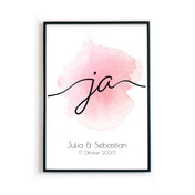 Ja Schriftzug, rosa Hintergrund auf weißem Grund. Unten personalisierte Vornamen & Datum. Bild im Rahmen.
