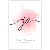 Ja Schriftzug, rosa Hintergrund auf weißem Grund. Unten personalisierte Vornamen & Datum.