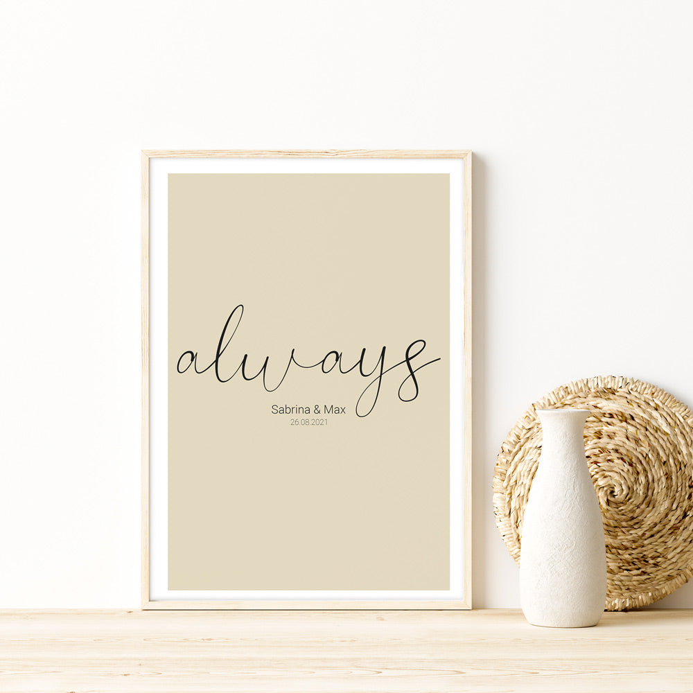always Poster mit personalisierten Namen und Datum auf beigen Hintergrund. Bild im Holzrahmen auf einer Kommode.