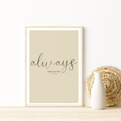 always Poster mit personalisierten Namen und Datum auf beigen Hintergrund. Bild im Holzrahmen auf einer Kommode.