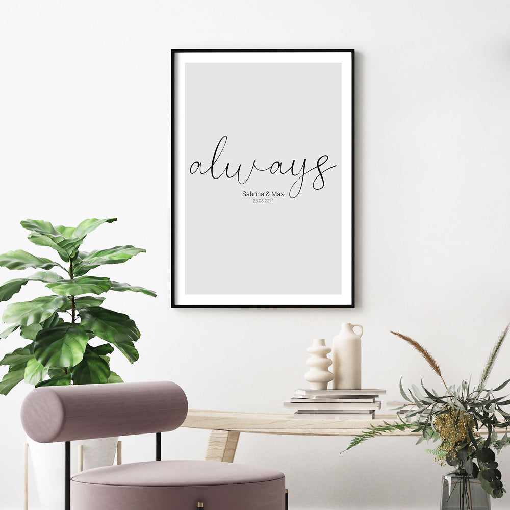 always Poster mit personalisierten Namen und Datum auf grauem Hintergrund. Bild an der Wand im schwarzen Bilderrahmen.