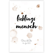 lieblingsmensch Poster mit farb-Spritzern im Hintergrund. Personalisierte Namen und Datum unten im Bild.