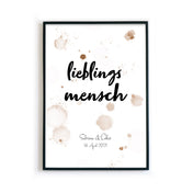 lieblingsmensch Poster mit farb-Spritzern im Hintergrund. Personalisierte Namen und Datum unten im Bild. Fertig gerahmt.