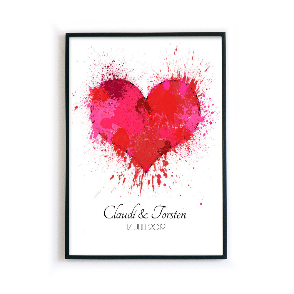 Rotes Herz Poster mit personalisierten Namen und Datum darunter. Bild im schwarzem Bilderrahmen.