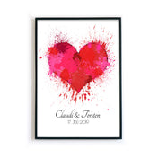 Rotes Herz Poster mit personalisierten Namen und Datum darunter. Bild im schwarzem Bilderrahmen.