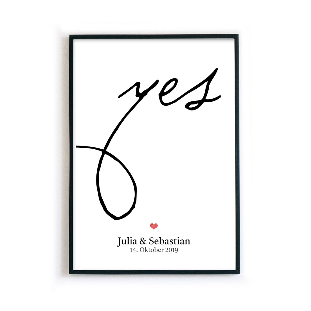Personalisiertes Hochzeit Poster. Großes Yes in schwarz, darunter ein rotes Herz mit individuellen Namen und Datum. Bild im schwarzen Bilderrahmen.