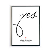 Personalisiertes Hochzeit Poster. Großes Yes in schwarz, darunter ein rotes Herz mit individuellen Namen und Datum. Bild im schwarzen Bilderrahmen.