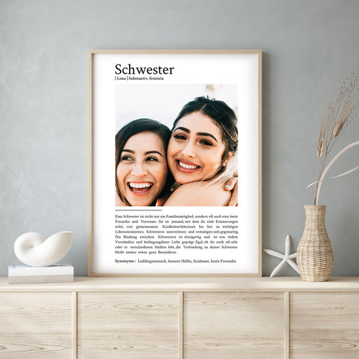 Schwester Definition Poster personalisiert mit Foto, Namen und Synonymen. Bild im hellen Rahmen auf einer beigen Kommode.