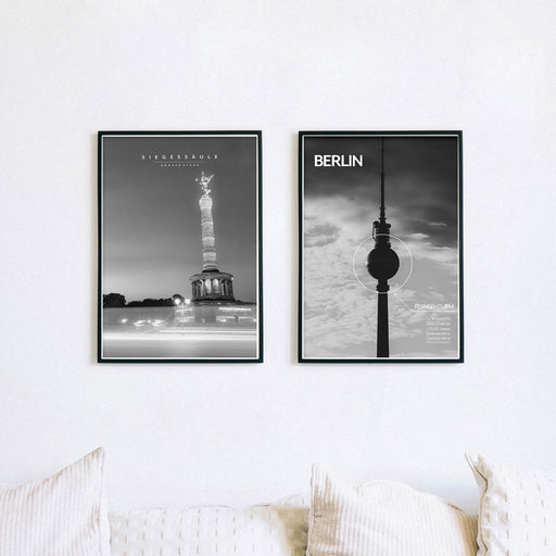 2er Poster Set in schwarz Weiß vom Berliner Fernsehturm und der Siegessäule. Poster im schwarzen Bilderrahmen über einem hellen Sofa