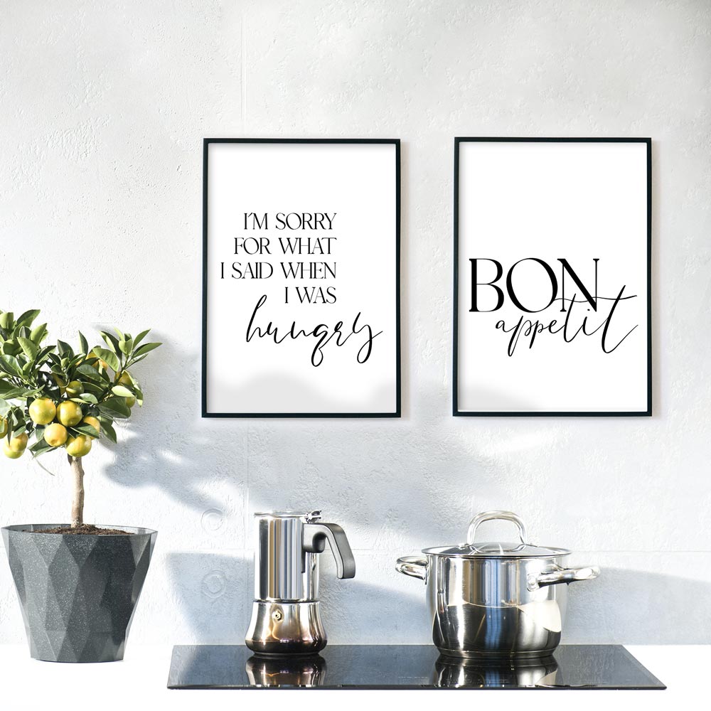 2er Küchenposter Set. Spruch Bilder von Appetit und sorry hungry. Poster in schwarzen Rahmen über dem Herd.