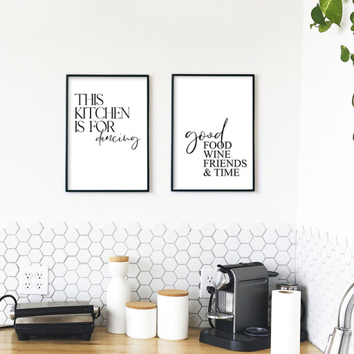 Küchenposter Set mit 2 Spruch Bilder in schwarz weiß. Dancing kitschen und good food, friends & time. Bilder im schwarzen Bilderrahmen.