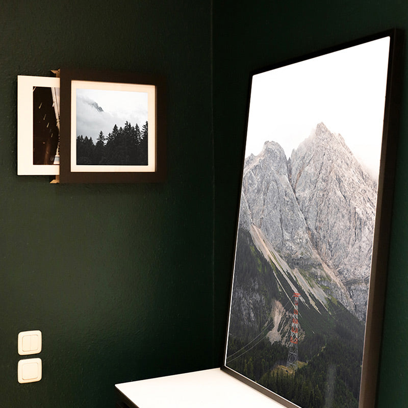4one Pictures Bilderrahmen im Flur an einer grünen Wand, Passepartout ist für den Bildwechsel durch die seitliche Öffnung hab rausgezogen
