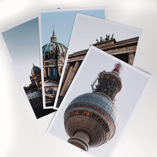 4er Berlin Poster Set im farbigen Retro Look. Motive vom Fernsehturm, Berliner Dom und dem Brandenburger Tor.
