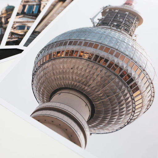 Nahaufnahme von einem Poster des Berliner Fernsehturms