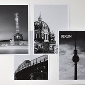 4er Berlin Poster Set in schwarz Weiß vom Fernsehturm, Berliner Dom, Siegessäule und einer BVG U-Bahn.