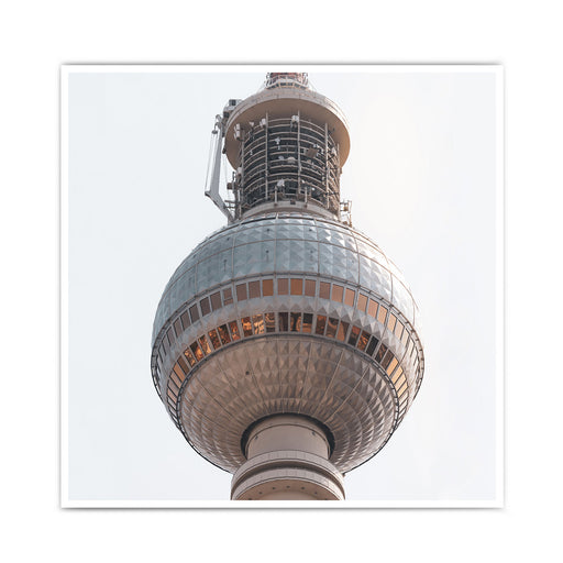 Berlin Poster vom Alexanderplatz im Retro Look. Nahaufnahme der Kugel. Bim im quadratischen 30x30cm Format.
