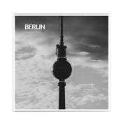 Schwarz Weiß Berlin Poster vom Fernsehturm mit Fakten vom Turm unten rechts. Berlin Schriftzug oben links. Bild im quadratischen Format