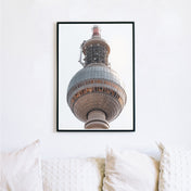 Berlin Poster vom Alexanderplatz im Retro Look. Nahaufnahme der Kugel. Bild im schwarzen Bilderrahmen an der Wand über einem hellen Sofa.