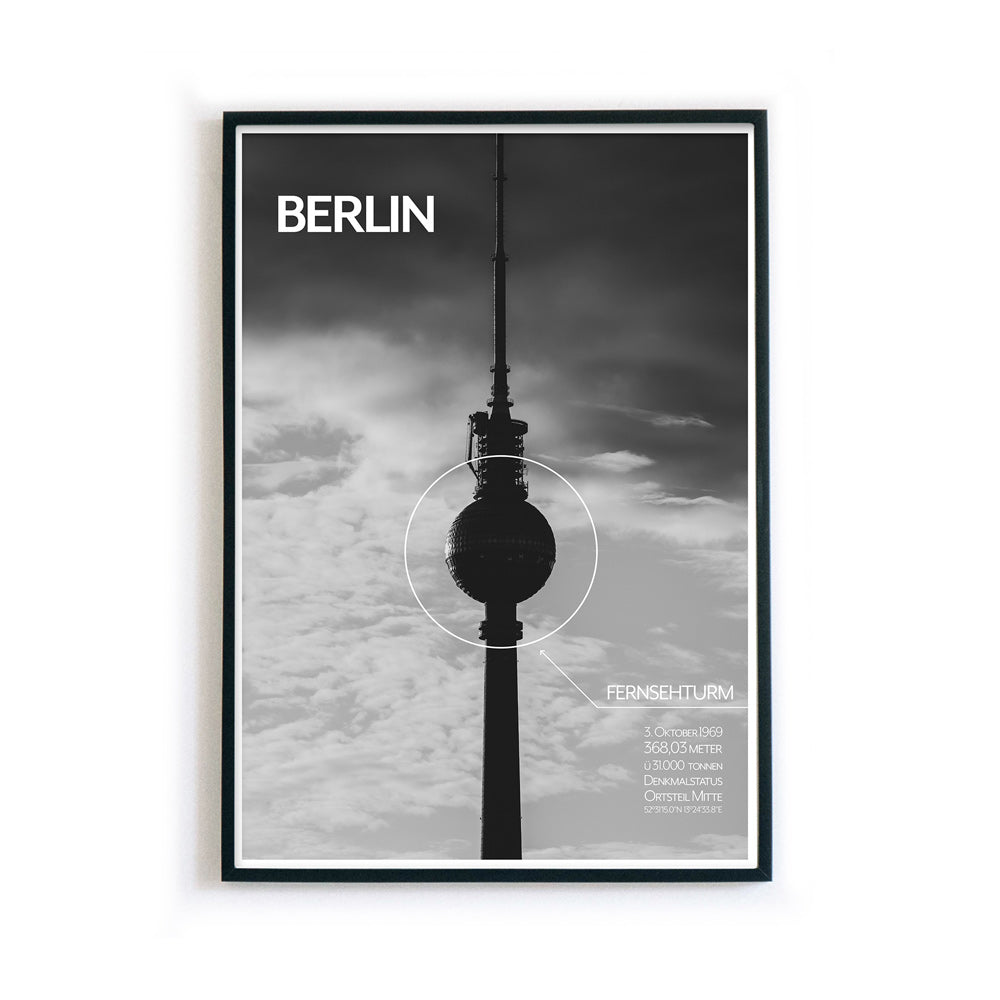 Schwarz Weiß Berlin Poster vom Fernsehturm mit Fakten vom Turm unten rechts. Berlin Schriftzug oben links. Bild im schwarzen Bilderrahmen.