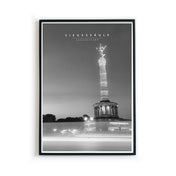 Berlin Poster der Siegessäule in Schwarz Weiß. Siegessäule Schriftzug oben mittig im Bild. Poster im schwarzen Bilderrahmen.