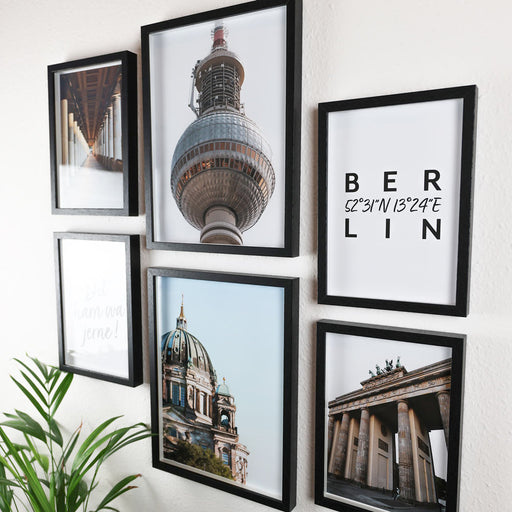 6er Retro Berlin Poster Set in schwarzen Bilderrahmen an der Wand im Wohnzimmer aufgehangen. Fotografien der Sehenswürdigkeiten von Berlin Mitte.