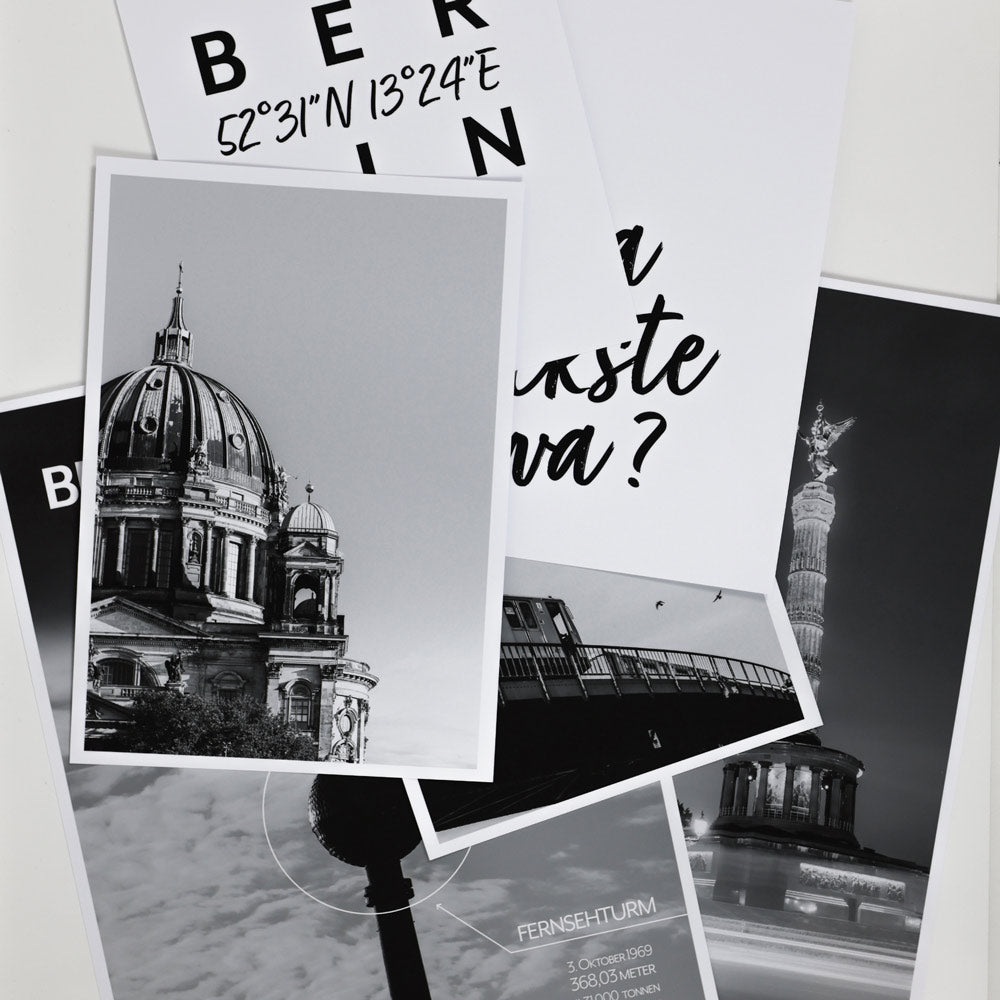 Schwarz Weiß Berlin Poster als Set auf einem Haufen übereinander liegend. Detailaufnahmen der Druckqualität der Bilder.