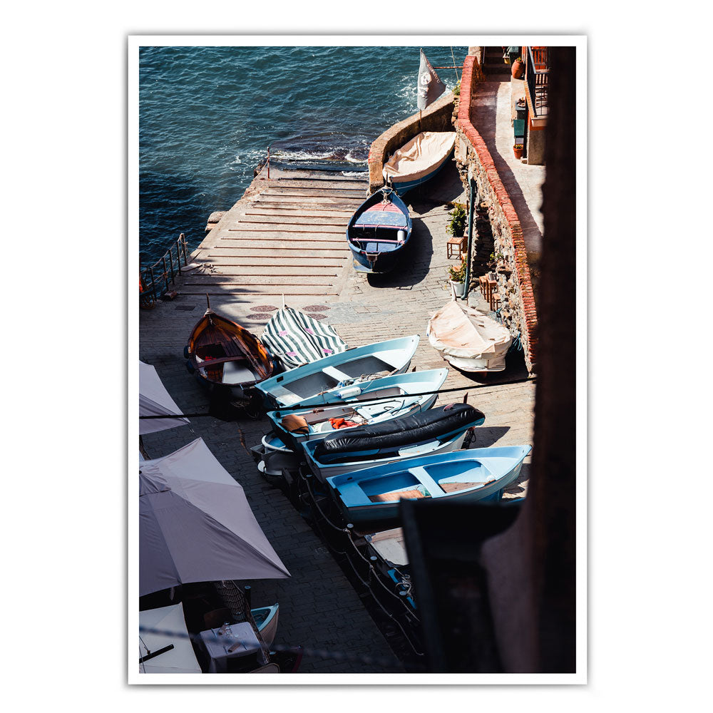 Blaue Boote am Hafen - Italien Poster