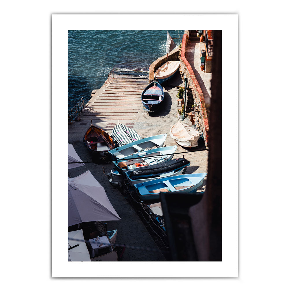 Blaue Boote am Hafen - Italien Poster