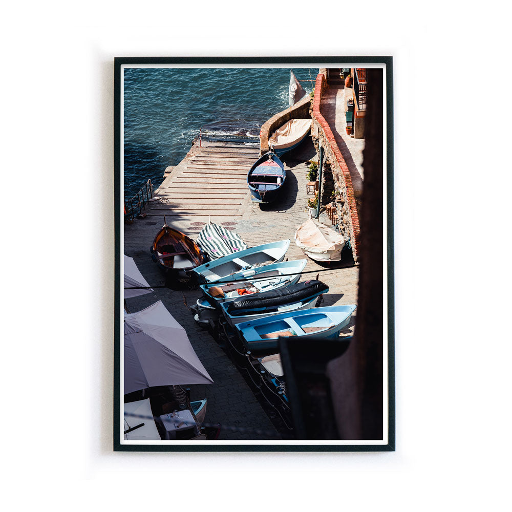 Blaue Boote am Hafen - Italien Poster