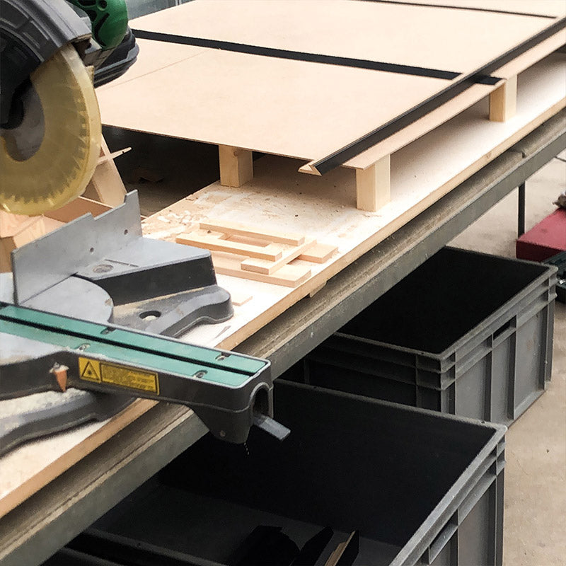 Produktion vom 4one Pictures Bilderrahmen. Bearbeitung mit einer Kreissäge der Holzleisten für den Bilderrahmen