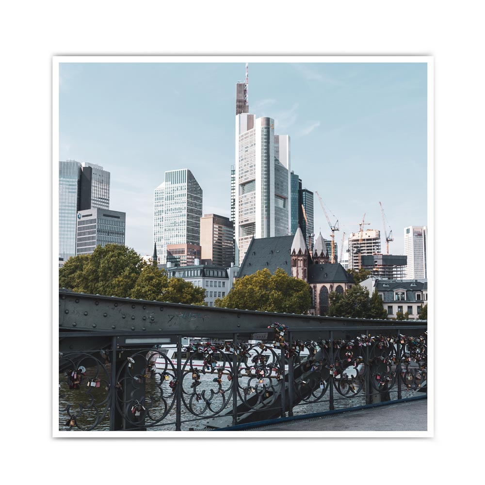 Frankfurt am Main Skyline Poster im Retro Look. Bild mit weißen umlaufenden Rand. Bild im quadratischen Format.