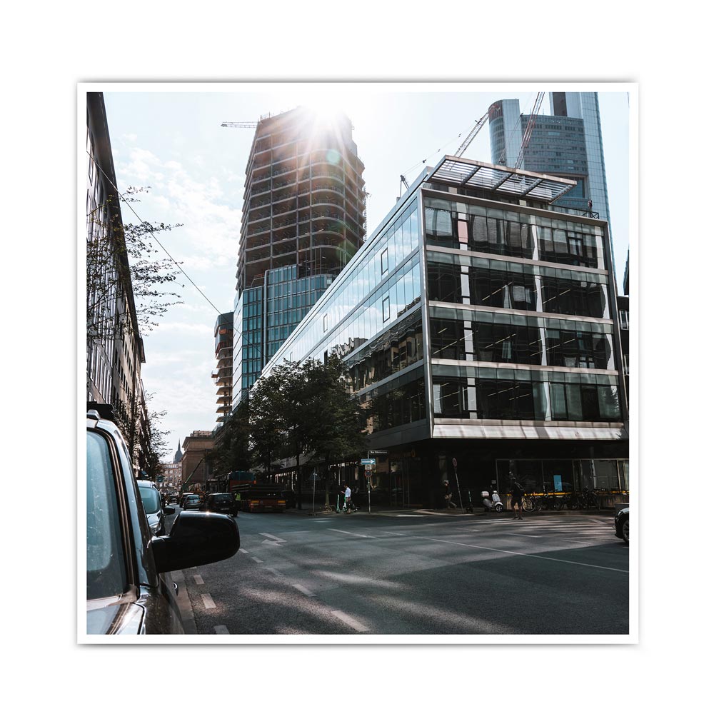 Frankfurt Poster von den Straßen Frankfurts im Street Style. Sonnenstrahlen hinter der Frankfurter Skyline. Bild im quadratischen Format.