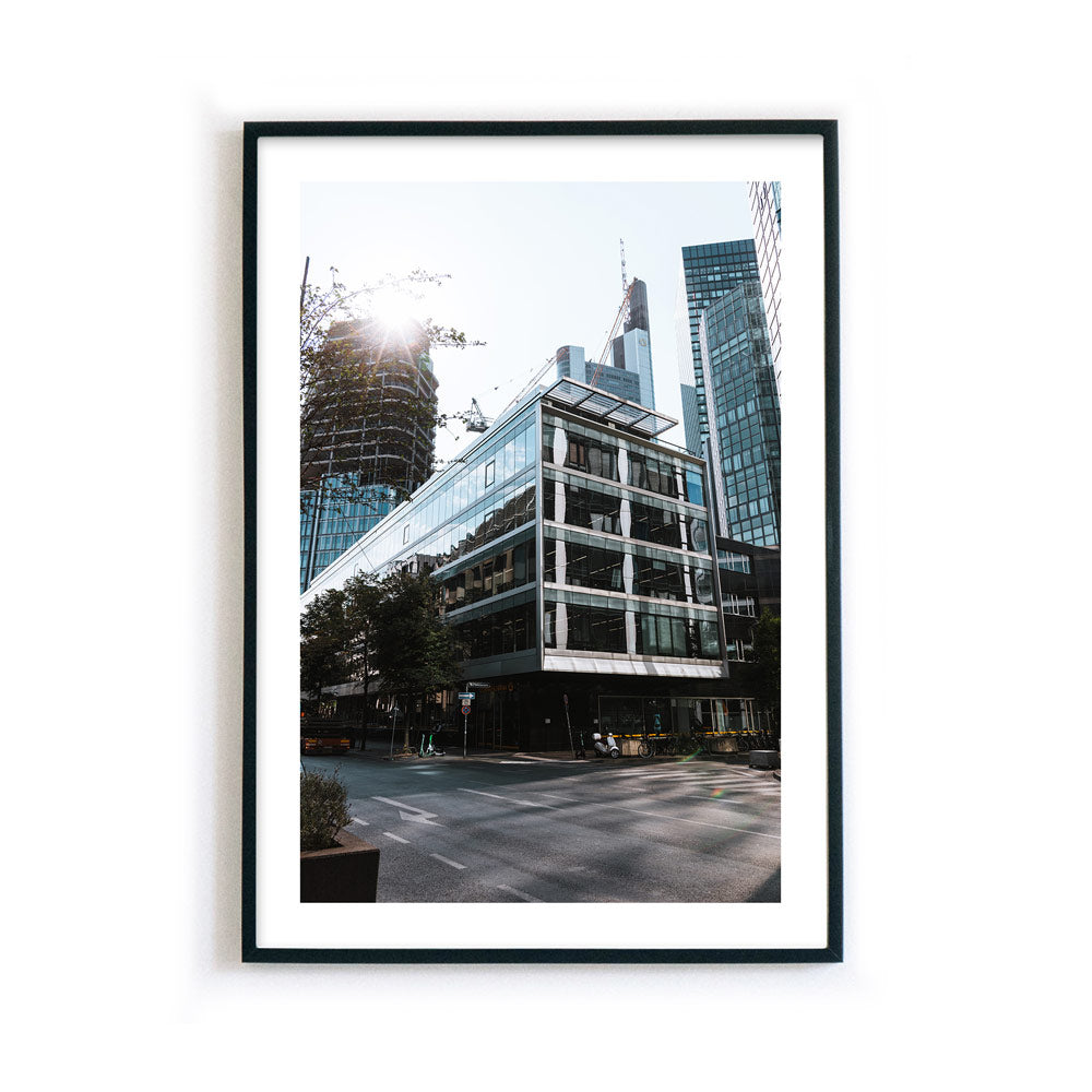 Frankfurt Poster der Straßen Frankfurts zum Sonnenuntergang. Bild mit weißen umlaufenden Rand, gerahmt in einem schwarzen Rahmen.