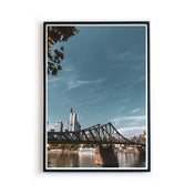 Frankfurt Poster vom Eisernen Steg und der Skyline im Hintergrund. Bild im schwarzen Bilderrahmen.